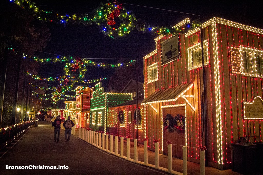 The Top 14 Christmas Towns in Missouri