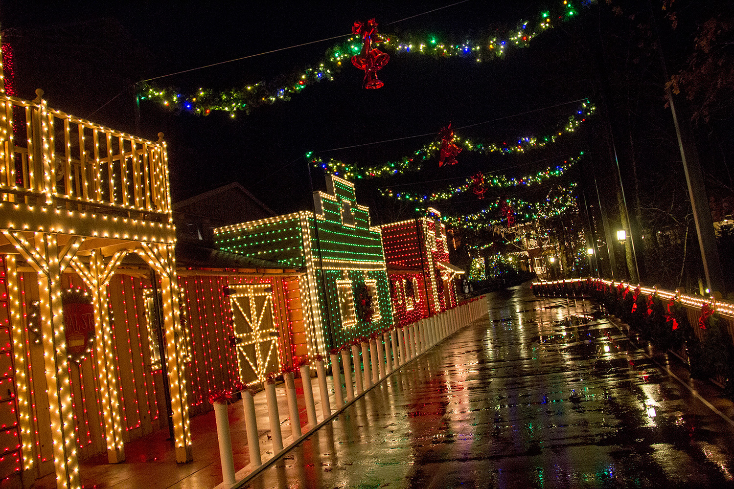 Vote for SDC in USA Today poll for favorite theme park holiday event | Branson Christmas1500 x 1000