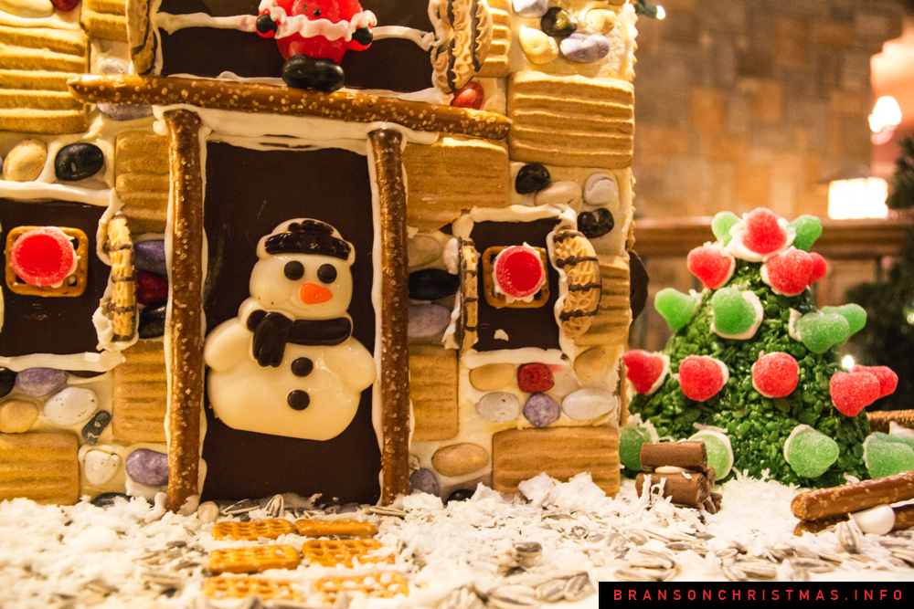 25 photos of Chateau on the Lake’s gingerbread house village Branson