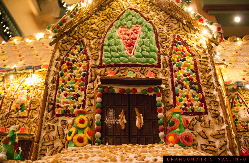 25 photos of Chateau on the Lake’s gingerbread house village Branson